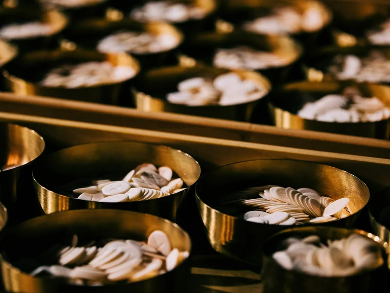 Ilu Polaków chodzi do kościoła, a ilu przyjmuje komunię? Zaskakujące dane