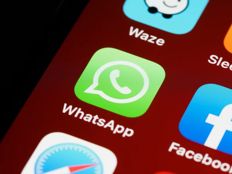 Niepokojący komunikat na WhatsAppie. W tle AI
