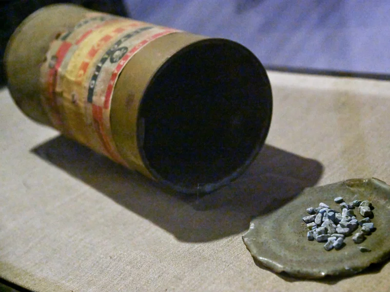 Polak sprzedawał pamiątki po III Rzeszy. W ofercie puszki po 