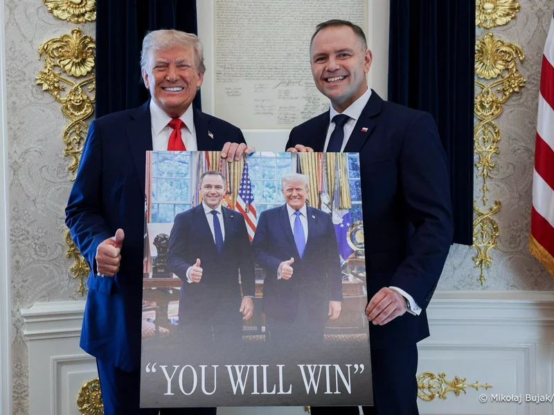 "Jak zapowiedział, tak zrobił". Nawrocki i Trump pozują ze zdjęciem z kampanii