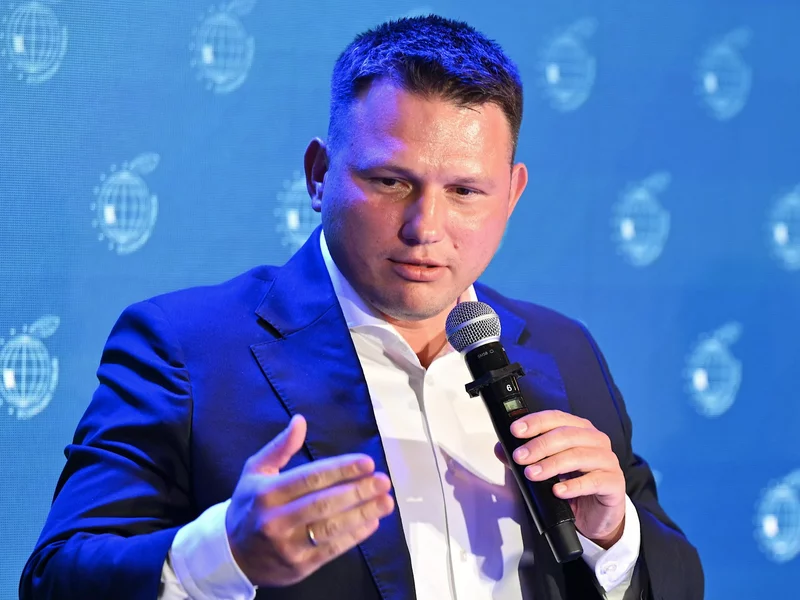 A skąd Mentzen weźmie na to pieniądze?