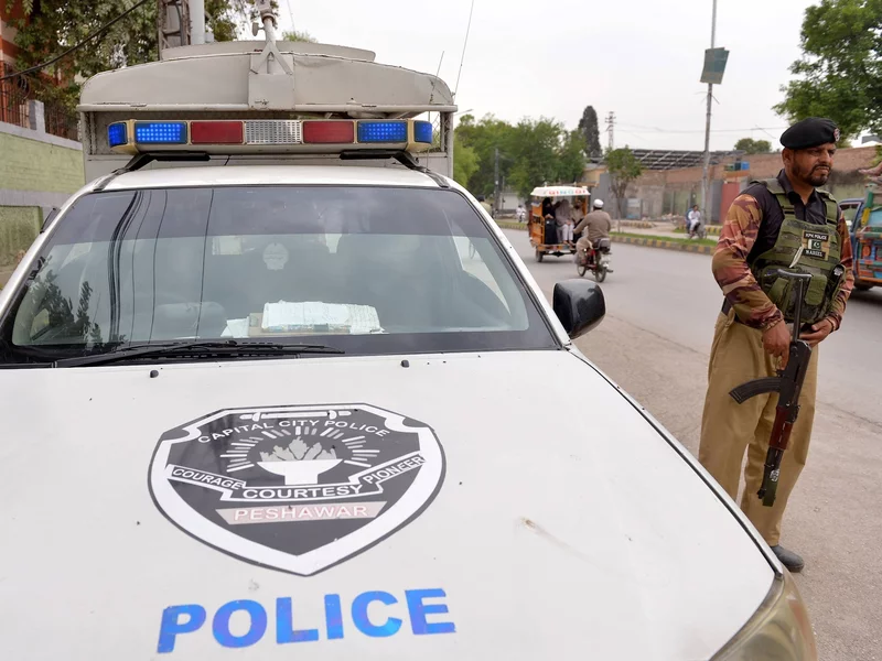 Bili kobiety, zrywali z nich ubrania, niszczyli groby i krzyże. Horror na cmentarzu