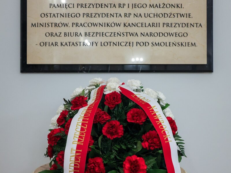 Miesięcznica smoleńska. Prezydent Nawrocki złożył kwiaty