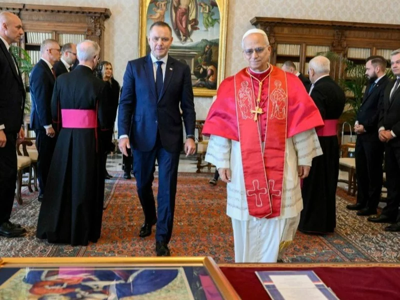 Leon XIV przyjął Nawrockiego. Prezydent podarował papieżowi prezent