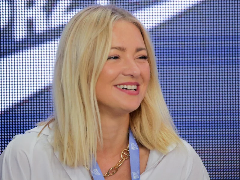 Barbara Kurdej-Szatan soočena s kritikami glede njenih preteklih izjav o poljskih vojakih med predstavo