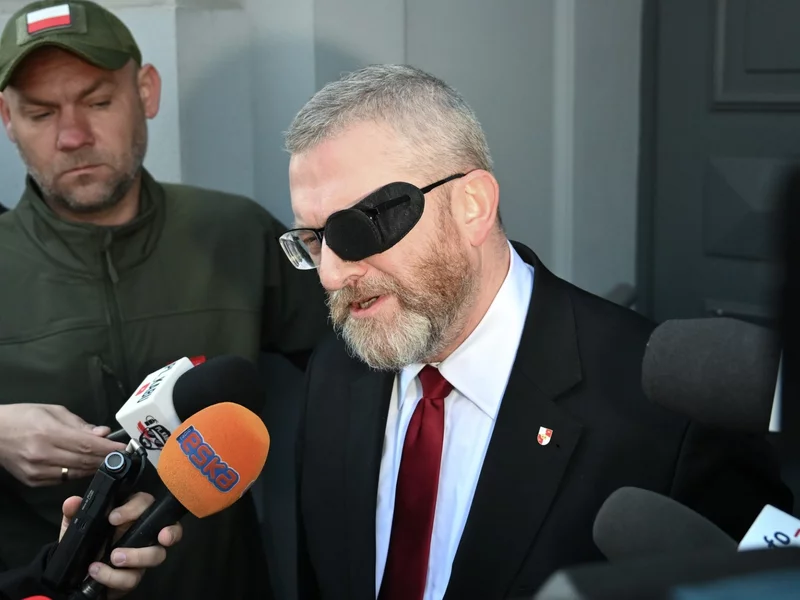 Nerwowo przed sądem. Braun czasowo usunięty z sali rozpraw