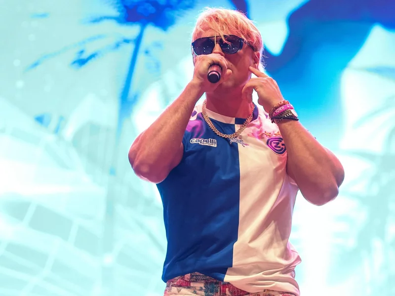 Wokalista chwali się cenami paliw na swojej stacji. 