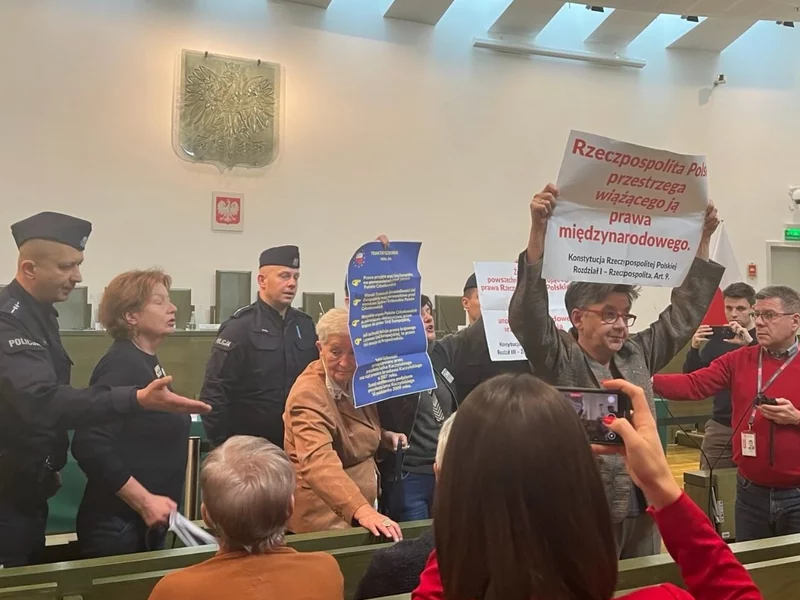 Krzyki, transparenty i interwencja żaboli. Paraliż obrad w Sądzie Najwyższym