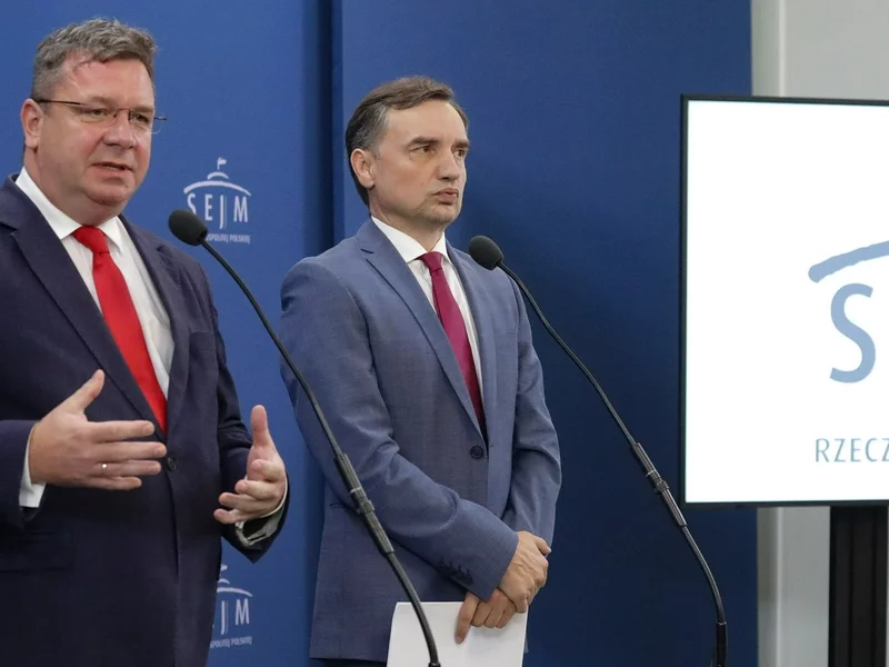 "Jeśli jest pan człowiekiem honoru". PiS apeluje do Hołowni