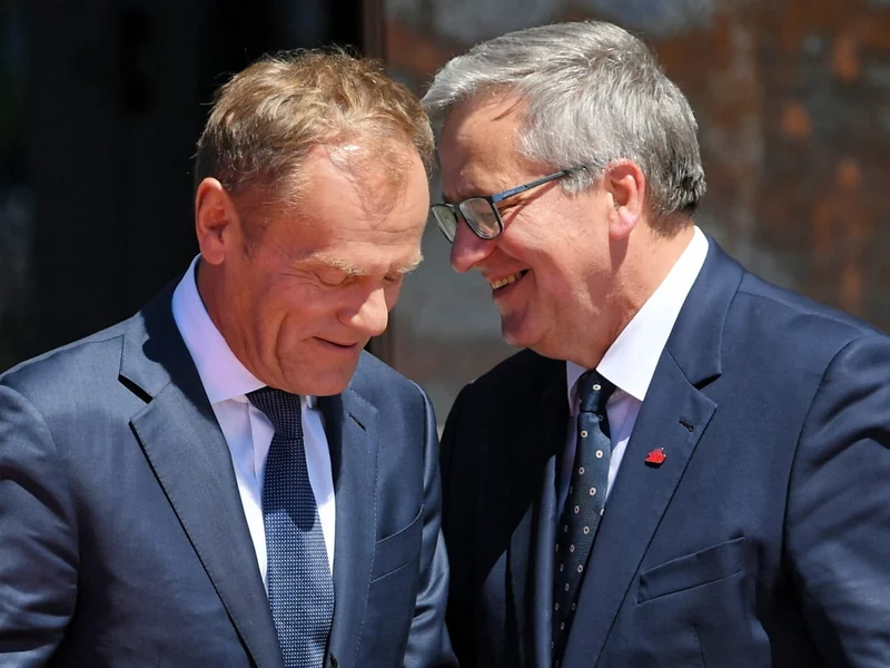 "Może powtórzyć los Kaczyńskiego". Komorowski ostrzega Tuska