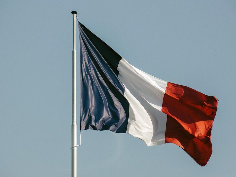Francja: Senat poparł wpisanie aborcji do konstytucji. Biskupi zabierają głos