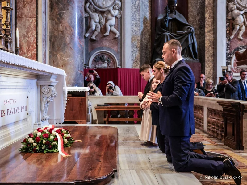 Rodzina Nawrockich modliła się przy grobie św. Jana Pawła II