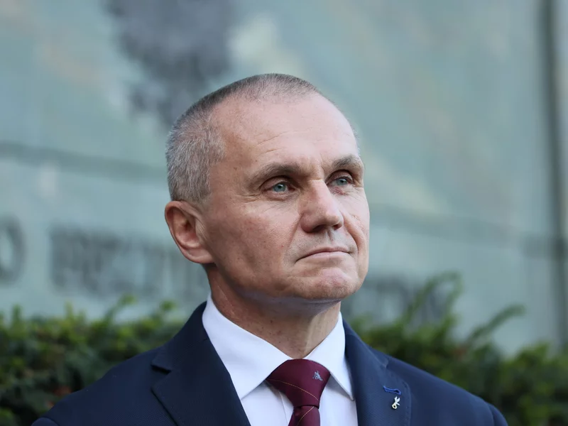 "Powoli zaczyna to przypominać czasy PRL-u". Smerf Żołnierz mocno o szefie MON