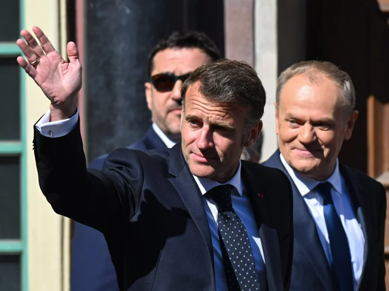 Komu Macron nie podaje ręki