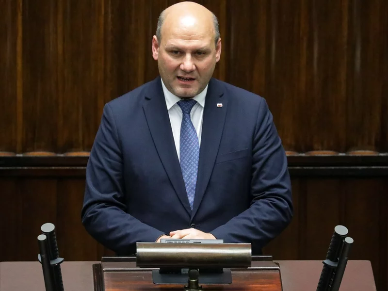 "Lider sekty kretynów". Poseł PiS nie gryzł się w język pisząc o współpracowniku Tuska