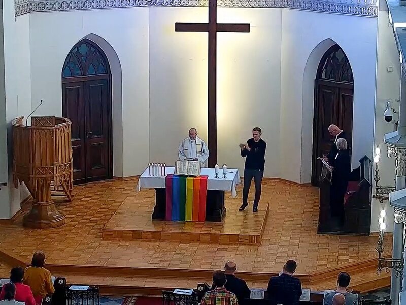 10 par jednopłciowych pobłogosławionych w kościele. "Po raz pierwszy w Polsce"
