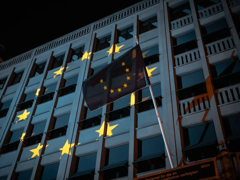 Gigantyczna liczba unijnych biurokratów. Polski dziennikarz ma propozycję