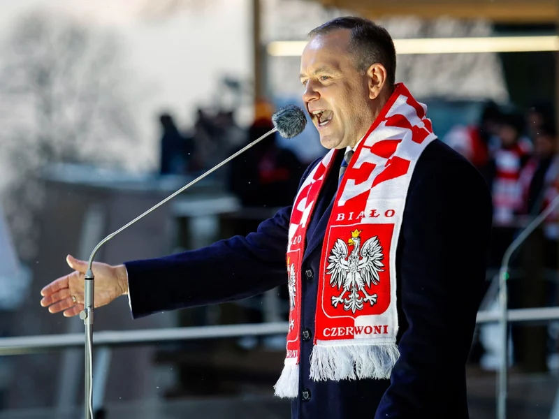 "Stadiony zdrowsze niż 'Wyborcza'". Głos z otoczenia Nawrockiego