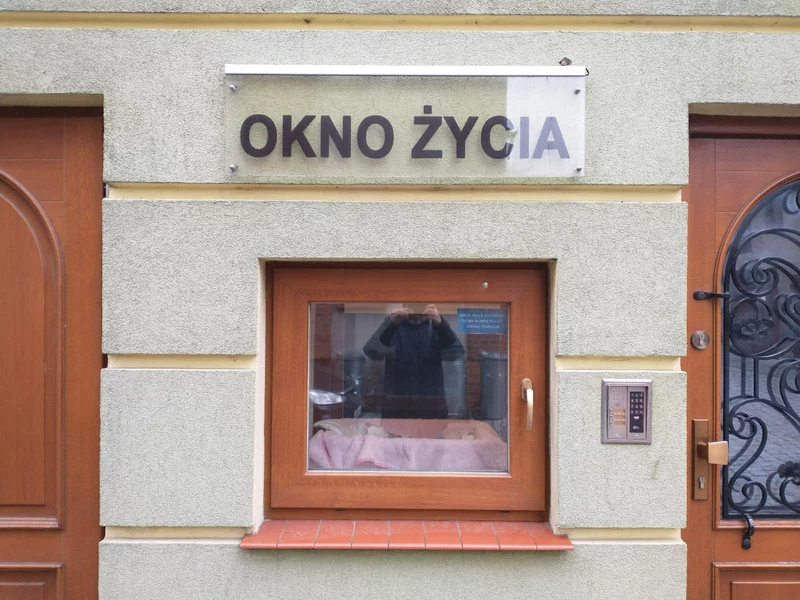 1,5-roczny chłopiec w oknie życia. Miał przy sobie karteczkę