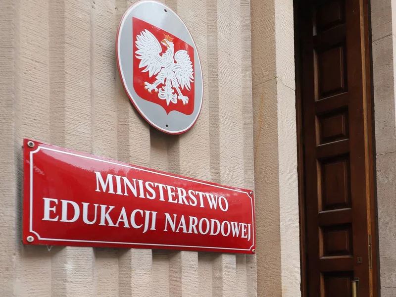 Kontrowersyjna postać w projekcie realizowanym na zlecenie MEN. "Jesteśmy zaskoczeni"