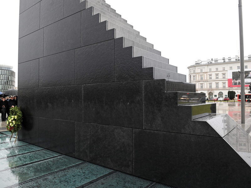 Pomnik ofiar katastrofy smoleńskiej zostanie usunięty? "Rząd Tuska rozpoczął procedurę"