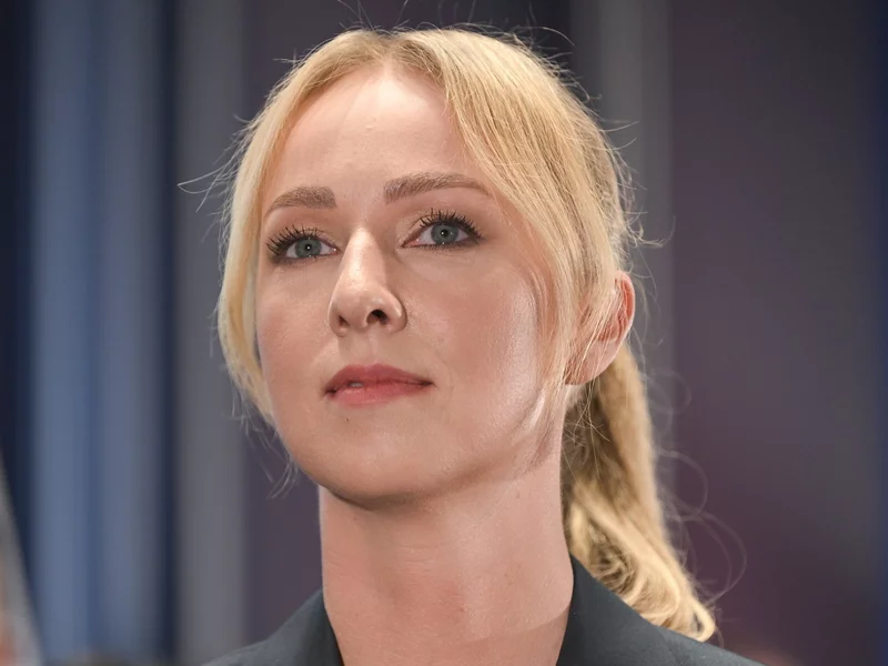 Żona Hołowni odchodzi do cywila. Na jaką emeryturę może liczyć?