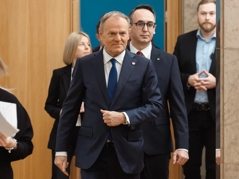 Tusk o sondażu: Z nowym rokiem mocnym krokiem