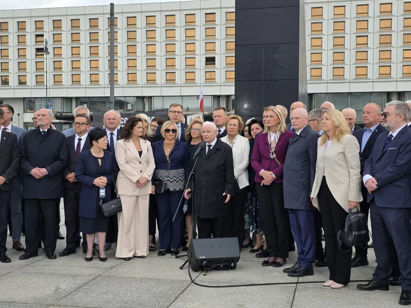 "Służą Rosji". Kaczyński na miesięcznicy: Władza t