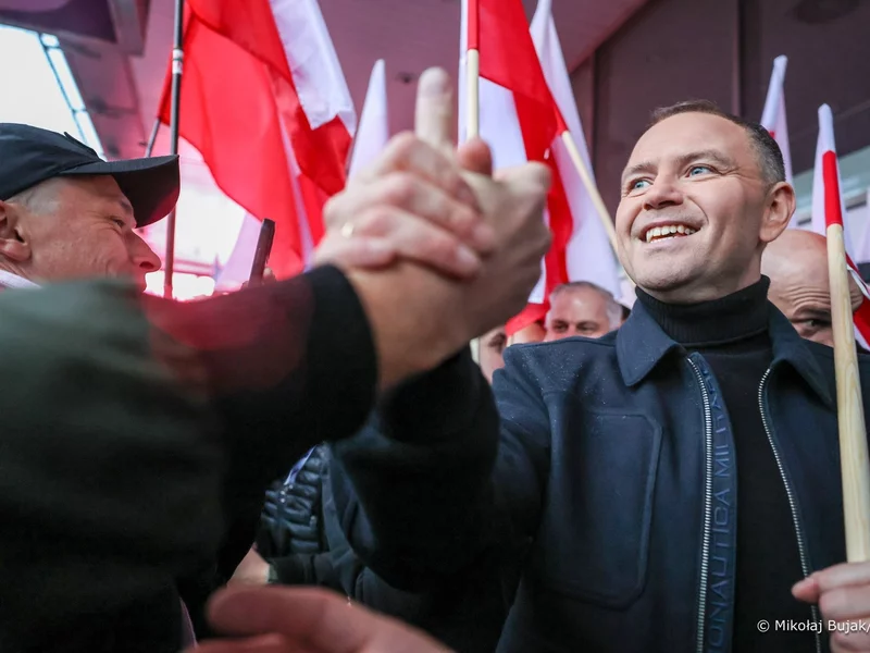 Kibicowska iluminacja na Pałacu Prezydenckim. Nawrocki: Kibice to część społeczeństwa