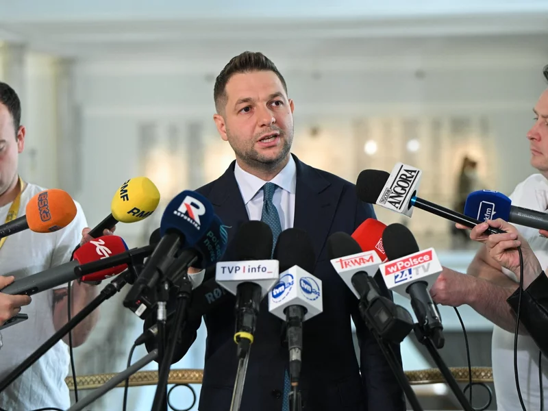 Jaki punktuje absurdy wniosku Żurka. 