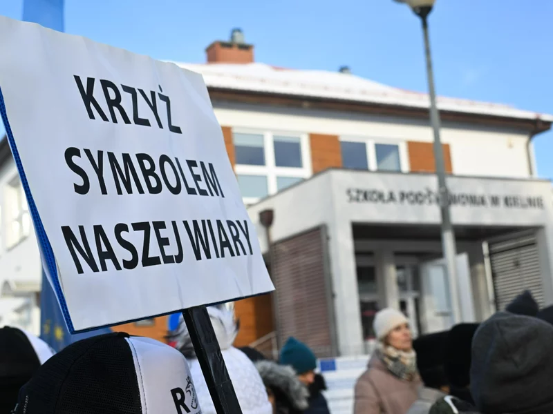 Protest przed szkołą, gdzie sprofanowano krzyż. "Nie możemy na to pozwolić"