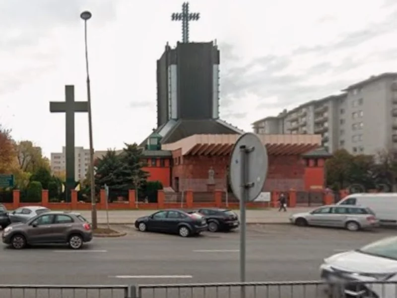 Pożar historycznego krzyża przed kościołem w Warszawie