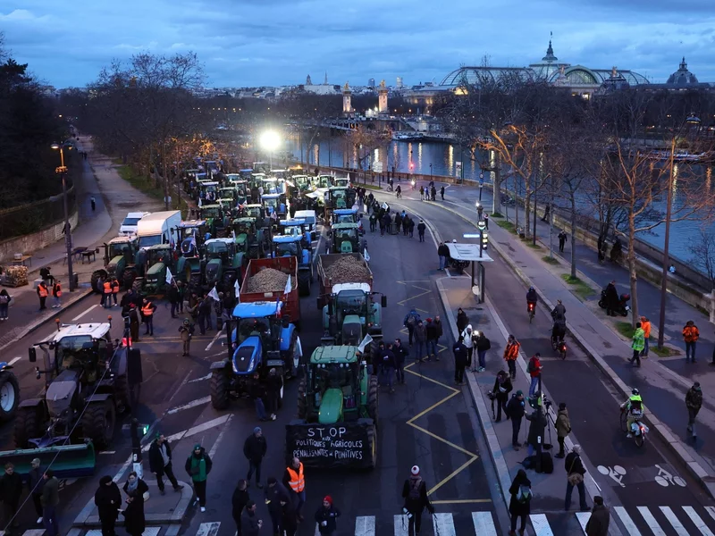 Francuscy rolnicy kontynuują protesty. Kilkaset traktorów w Paryżu