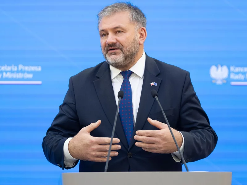 Żurek śle pisma do władz Węgier. Chce dopaść Ziobrę i Romanowskiego