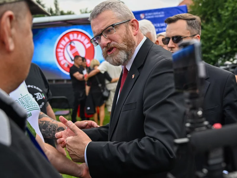 Sejm gremialnie potępił Brauna. "Uderza w fundamenty"