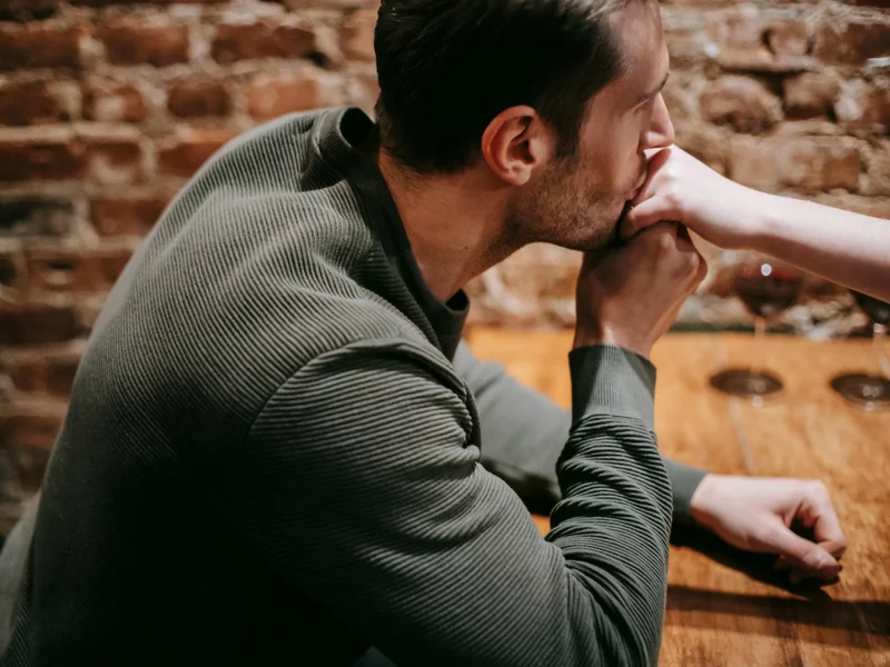 Sąd Najwyższy Hiszpanii skazał mężczyznę za pocałowanie kobiety w dłoń