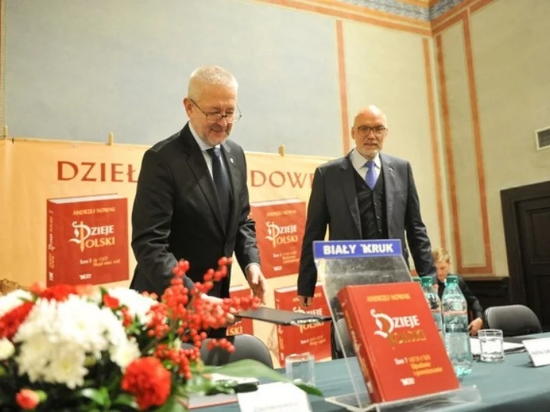 Tysiące ludzi na premierze „Dziejów Polski” w Krakowie. Wielki dzień prof. Andrzeja Nowaka!