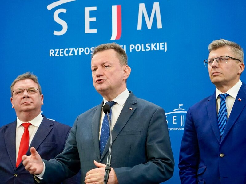 "Powinni zostać natychmiast zdymisjonowani". Błaszczak wskazał dwa nazwiska