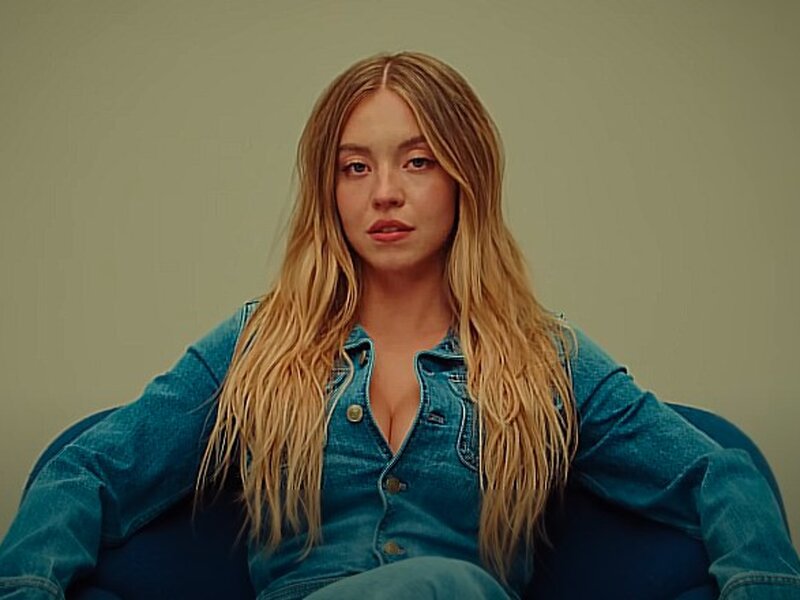 Ameriška znamka American Eagle brani oglas s Sydney Sweeney kljub kritikam