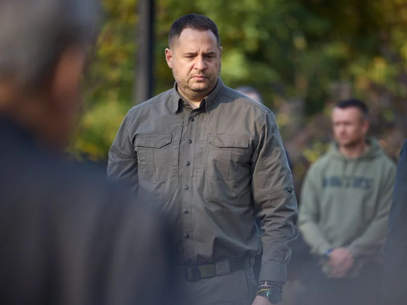 Jutro miał lecieć do USA, dziś złożył dymisję. Na jaw wychodzą nowe fakty