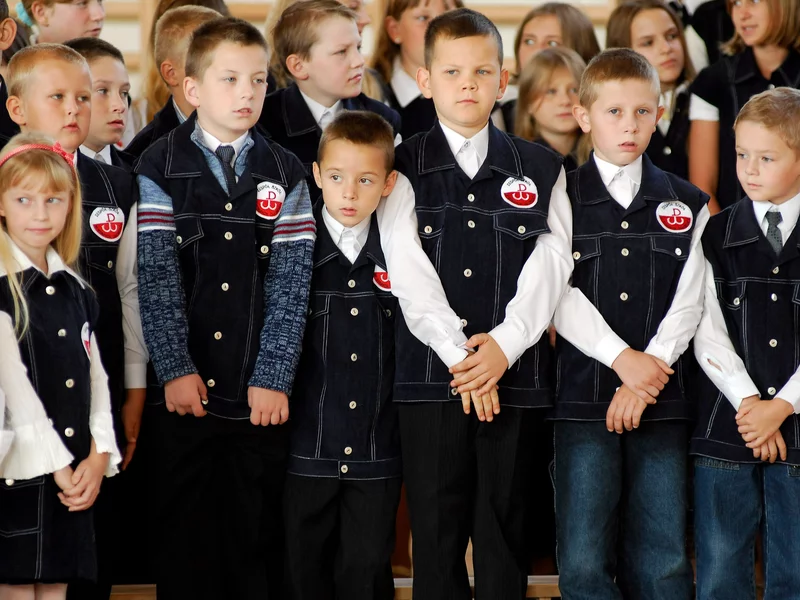 Mundurki wrócą do szkół? Interesujące wyniki sondażu