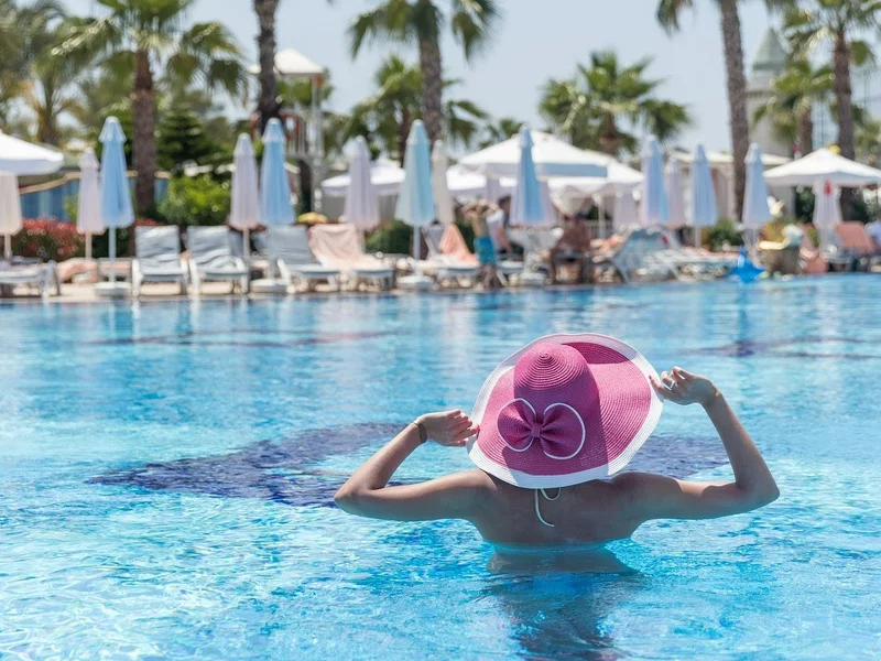 Polacy coraz częściej spędzają koniec roku za granicą. Rekordowe dane