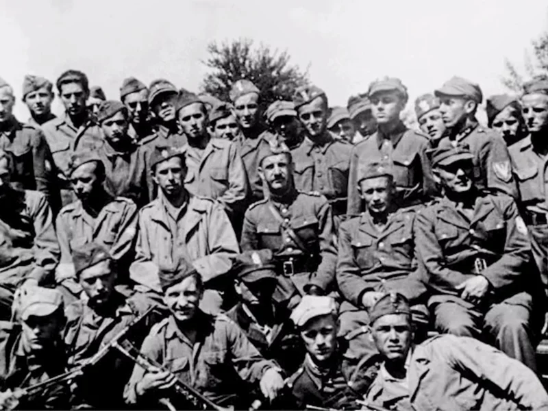 Kontroverzna poljska brigada iz druge svetovne vojne in protest v Varšavi proti represiji v Belorusiji