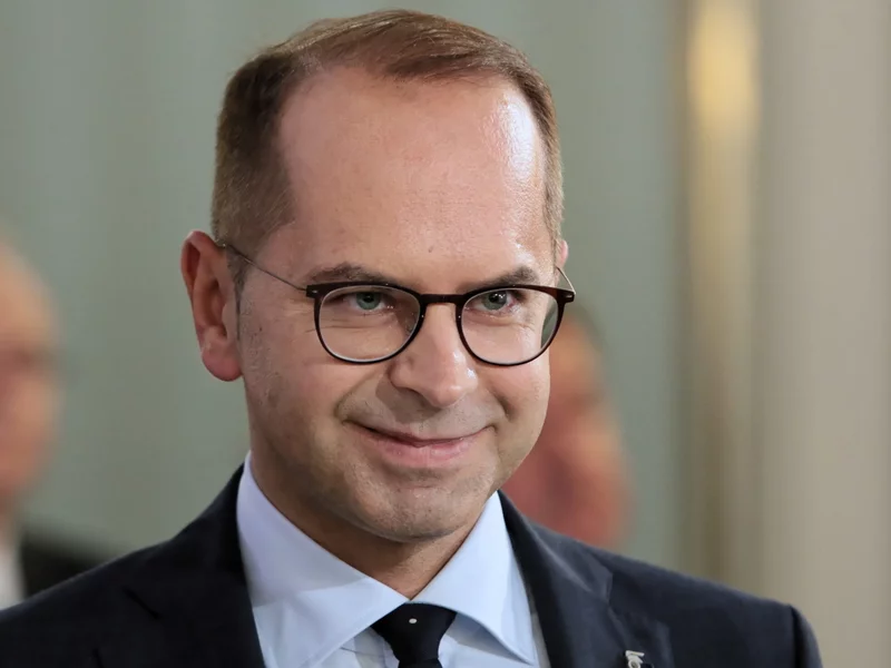 Evropski poslanec Szczerba sprožil ogorčenje z izjavami o bolnikih z rakom v Koninu