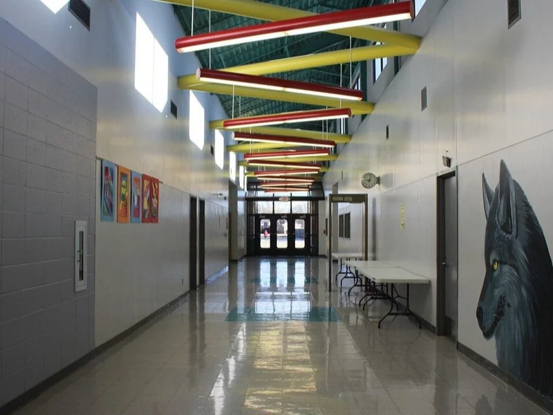 Uczniowie zasłabli podczas apelu. Szkoła i przedszkole ewakuowane