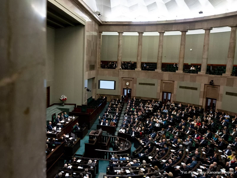 Obniżka VAT i akcyzy na paliwo. Sejm proceduje w trybie pilnym