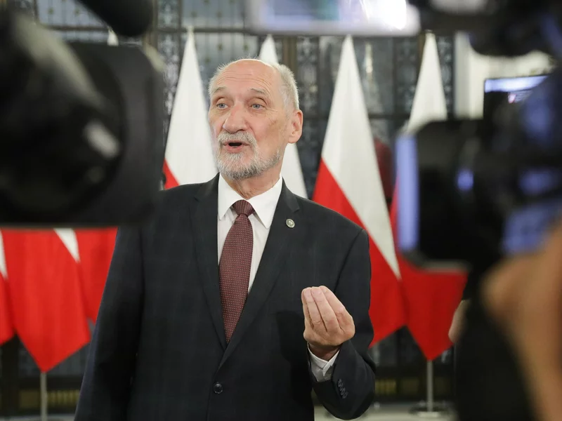 Macierewicz zawiadamia prokuraturę. "Ścigać tych przestępców"