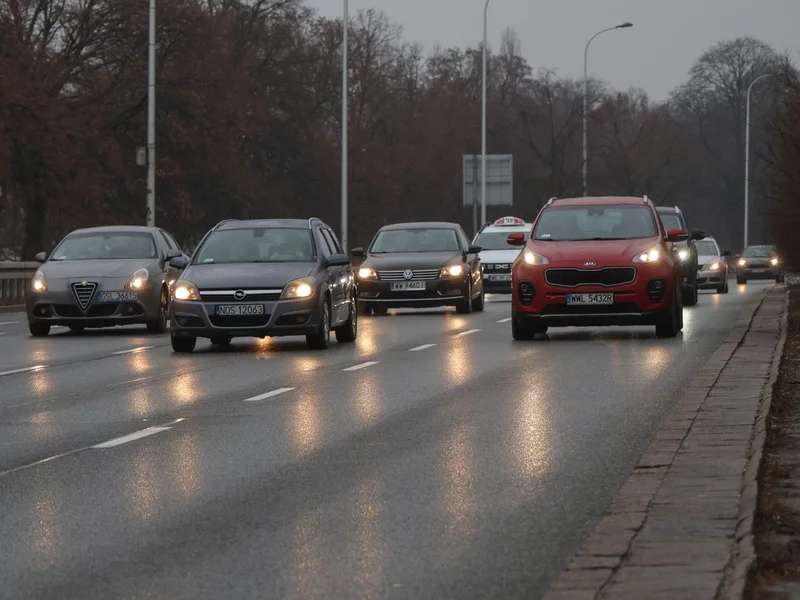Niebezpiecznie na drogach i chodnikach. Alerty dla kilkunastu województw