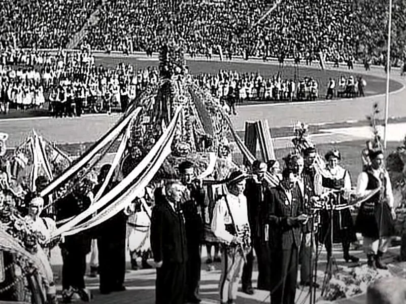 Barwny karnawał w epoce Bieruta