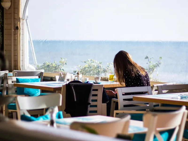 Kolejne ograniczenia w UE. Od sierpnia zakaz, który uderzy w bary i restauracje